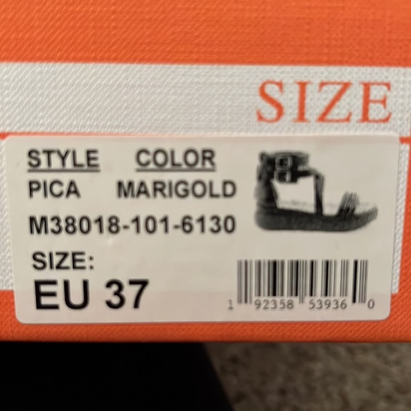 MizMooz sandals.Yellow.Zipper on the back.Adjustable buckles.Great condition - Picture 6 of 6